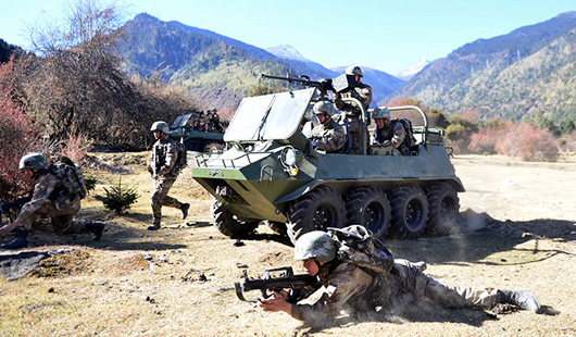 西藏軍區(qū)組織高寒地區(qū)山地突擊演練 錘煉戰(zhàn)斗力