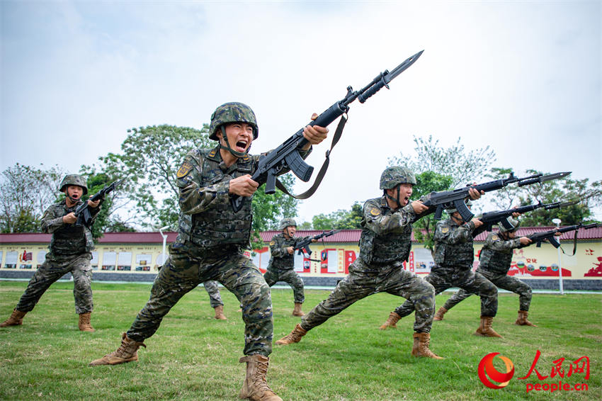 武警官兵進(jìn)行刺殺訓(xùn)練。