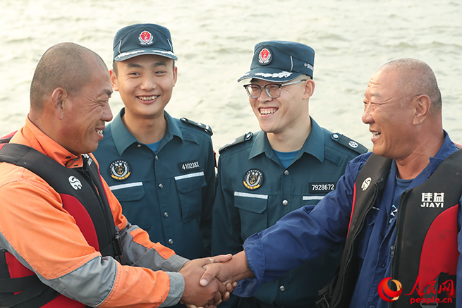 山東煙臺(tái)海警局長(zhǎng)島工作站執(zhí)法員成功調(diào)解一起群眾糾紛。江壯志 攝