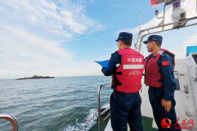 山東煙臺(tái)海警局長(zhǎng)島工作站執(zhí)法員在轄區(qū)海域巡查海島。盧煜萱 攝