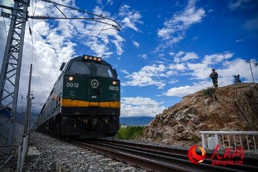 武警西藏總隊拉薩支隊執(zhí)勤八大隊官兵向駛過的火車行舉槍禮。張磊 攝