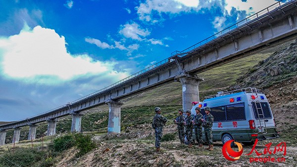 武警西藏總隊拉薩支隊執(zhí)勤八大隊官兵進行護路演練以應(yīng)對突發(fā)情況。張磊 攝