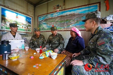 武警西藏總隊拉薩支隊執(zhí)勤八大隊官兵慰問藏族老人。何騰海 攝