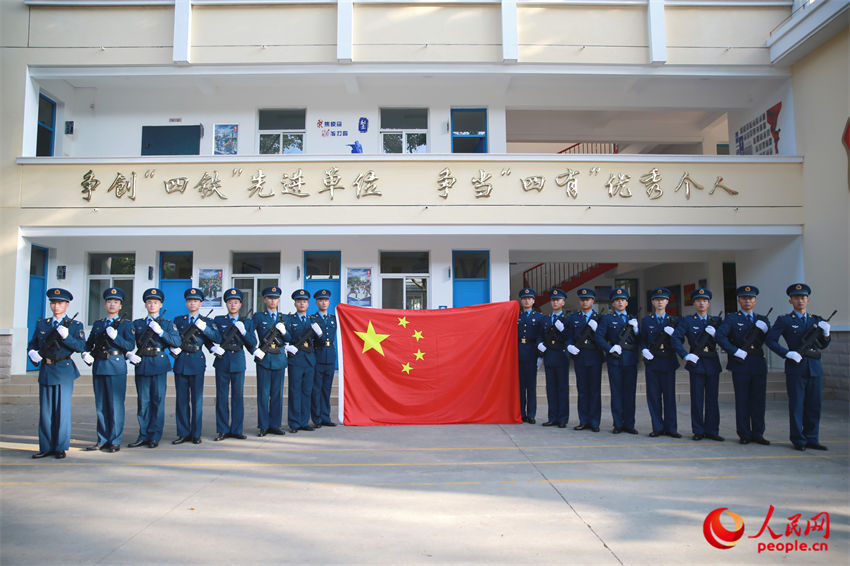 空軍官兵與國旗合影。