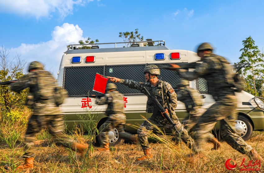 武警官兵練指揮練技能。