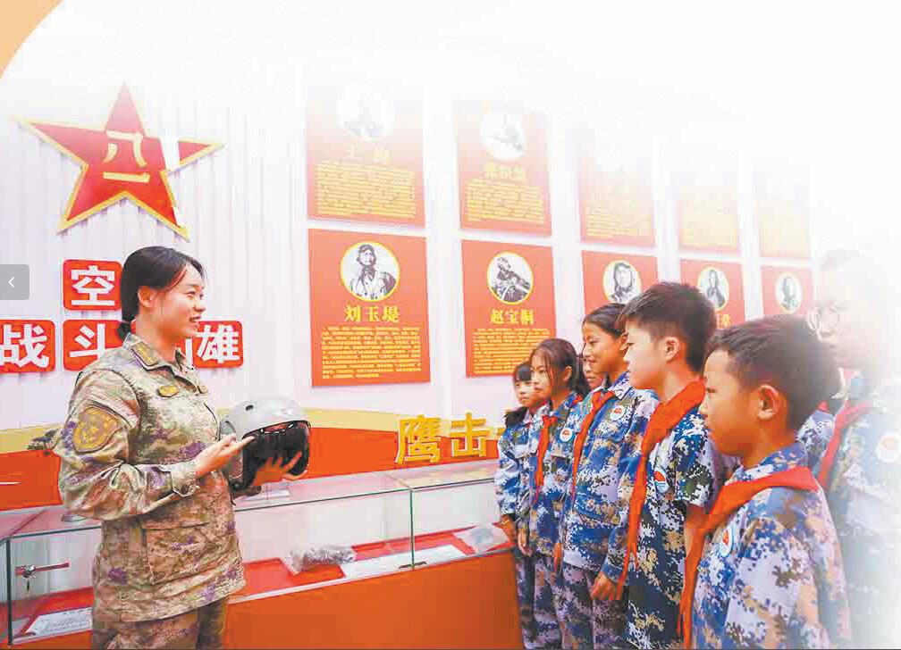 空軍某部官兵邀請(qǐng)滇東某縣先鋒小學(xué)師生來到部隊(duì)參觀，為學(xué)生介紹空軍發(fā)展歷程、講述空軍英模故事。黃道強(qiáng)攝