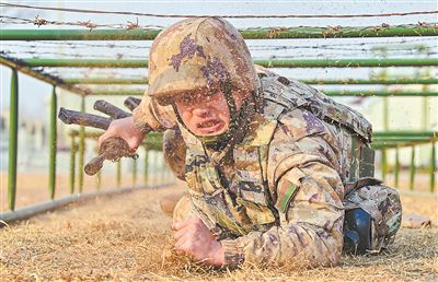 圖③：1月2日，陸軍某旅組織戰(zhàn)術(shù)基礎(chǔ)動(dòng)作考核。趙根沅攝